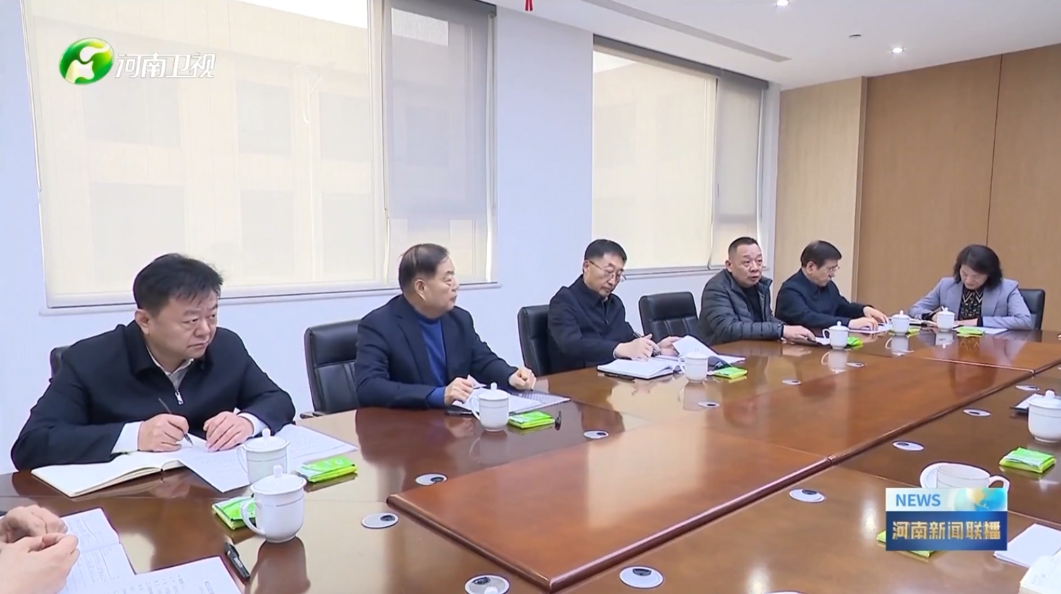 河南衛(wèi)視新聞聯(lián)播報道森源集團(tuán)黨委書記、創(chuàng)始人楚金甫參加省委書記劉寧在許昌召開的民營企業(yè)座談會